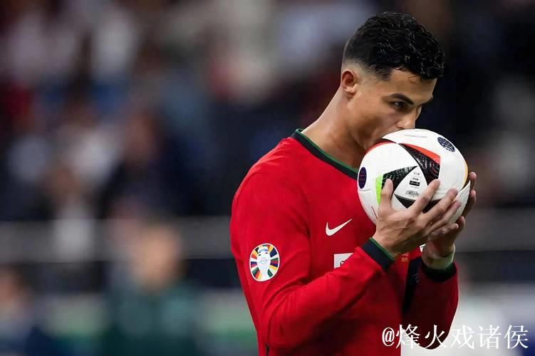 葡萄牙主教练透露C罗对替补角色不满：未曾提及离队想法